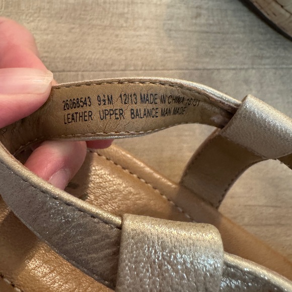 Clark’s Shoes Women’s 9.5 Leather Cork Wedge Sandals Shimmer Gold Artisan Comfy - Picture 6 of 6